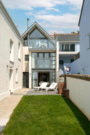 Atlantic View Coach House, North Cornwall seafront, 5 star Gold